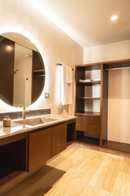 Apartment Stylish Retreat For 6, Near Everything